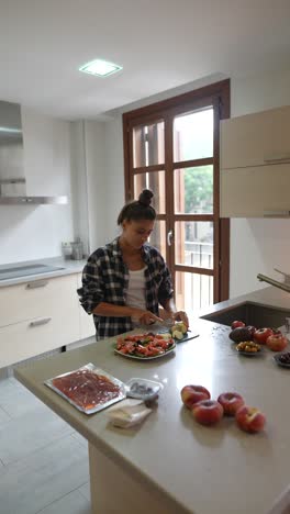 mujer preparando una comida saludable en una cocina
