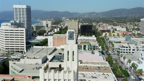 Punto-De-Interés-Aéreo-Vista-De-Una-Torre-Del-Reloj-En-Santa-Monica,-California