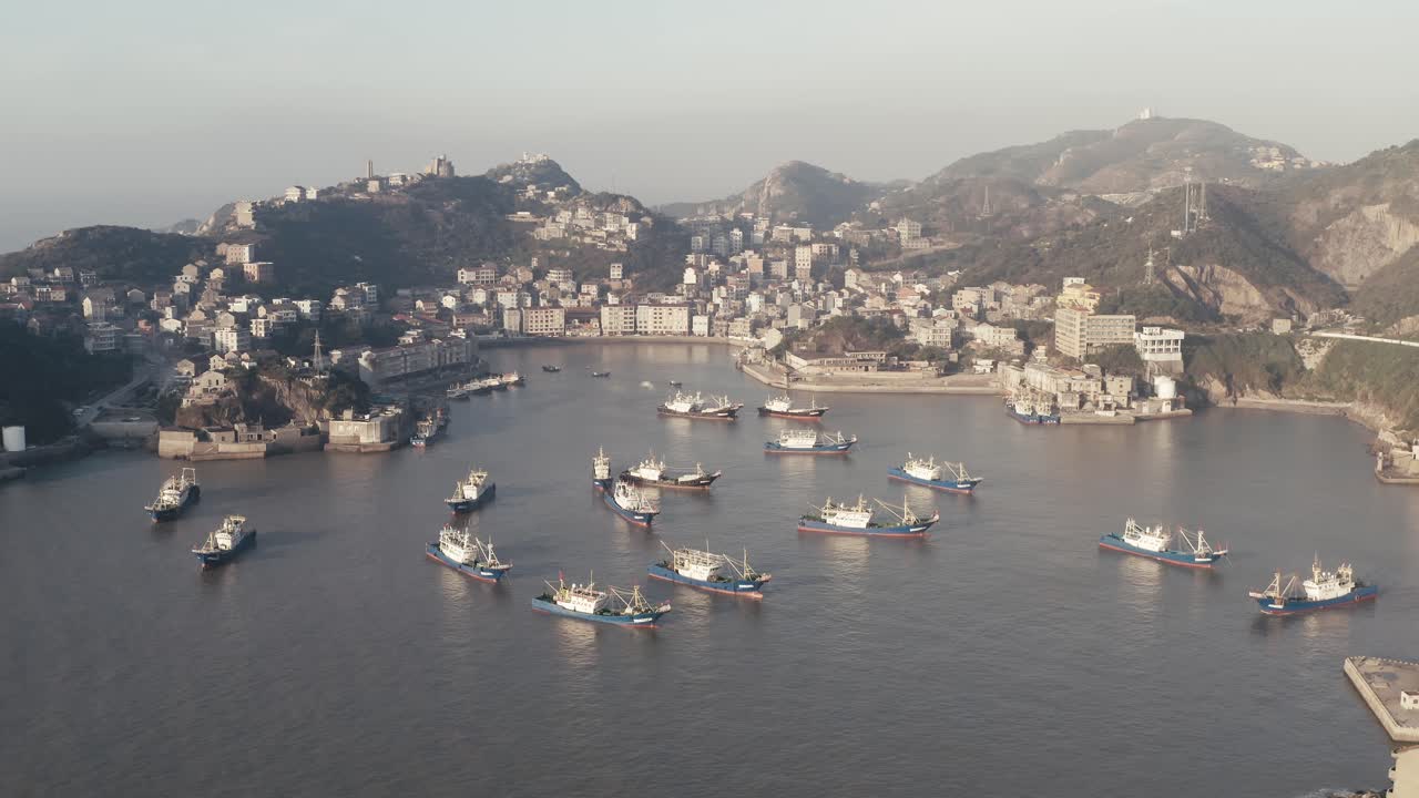 puerto marítimo con casas residenciales alrededor, en taizhou, zhejiang.