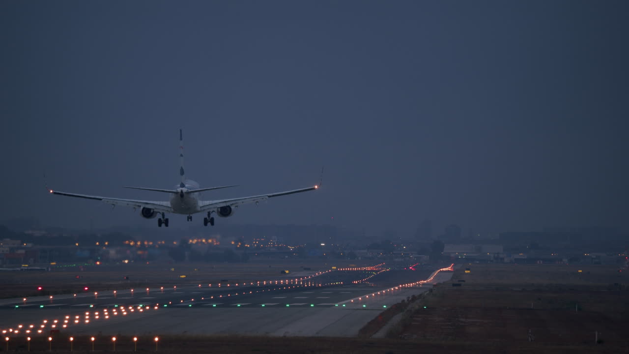 aterrizaje del avión en el aeropuerto