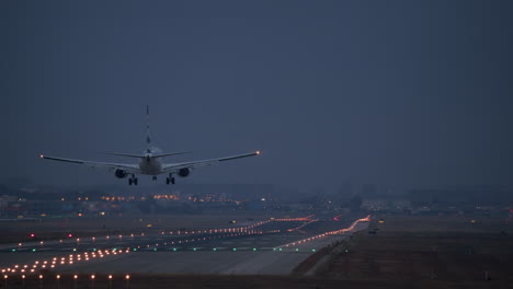 Flugzeug-Landet-Auf-Dem-Flughafen