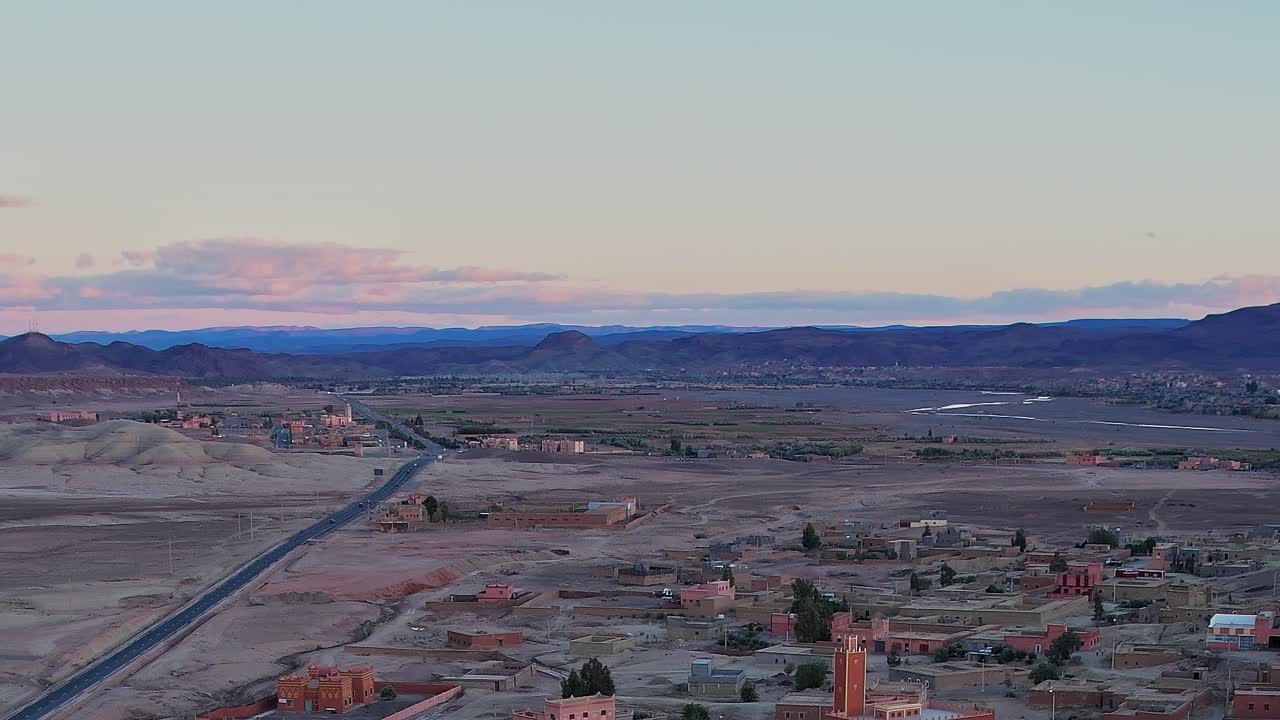 Vista aerea di un paesaggio in Marocco con montagne e strade