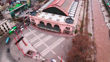 órbita-Aérea-Sobre-El-Centro-Cultural-Estación-Mapocho,-Estableciendo-Vista-Del-Sitio,-Estación-Del-Metro-En-Horas-De-La-Madrugada