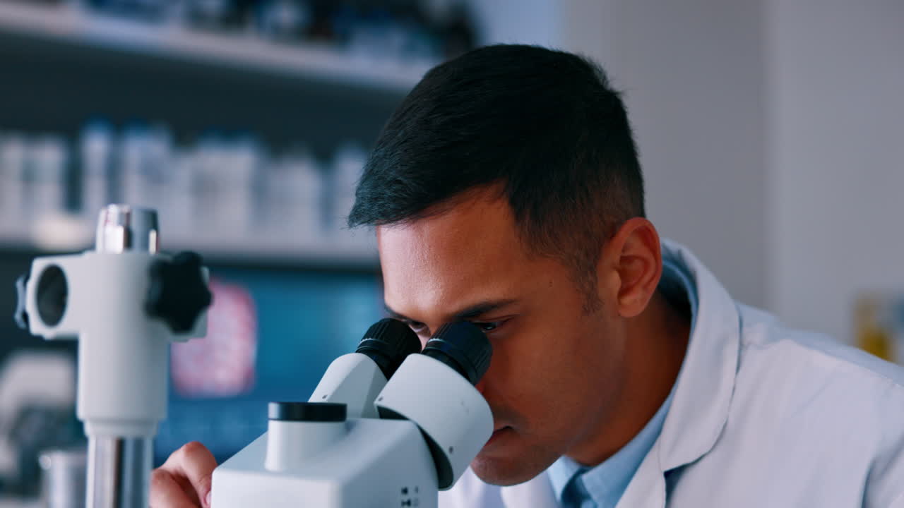 Scienza, microscopio e uomo in laboratorio