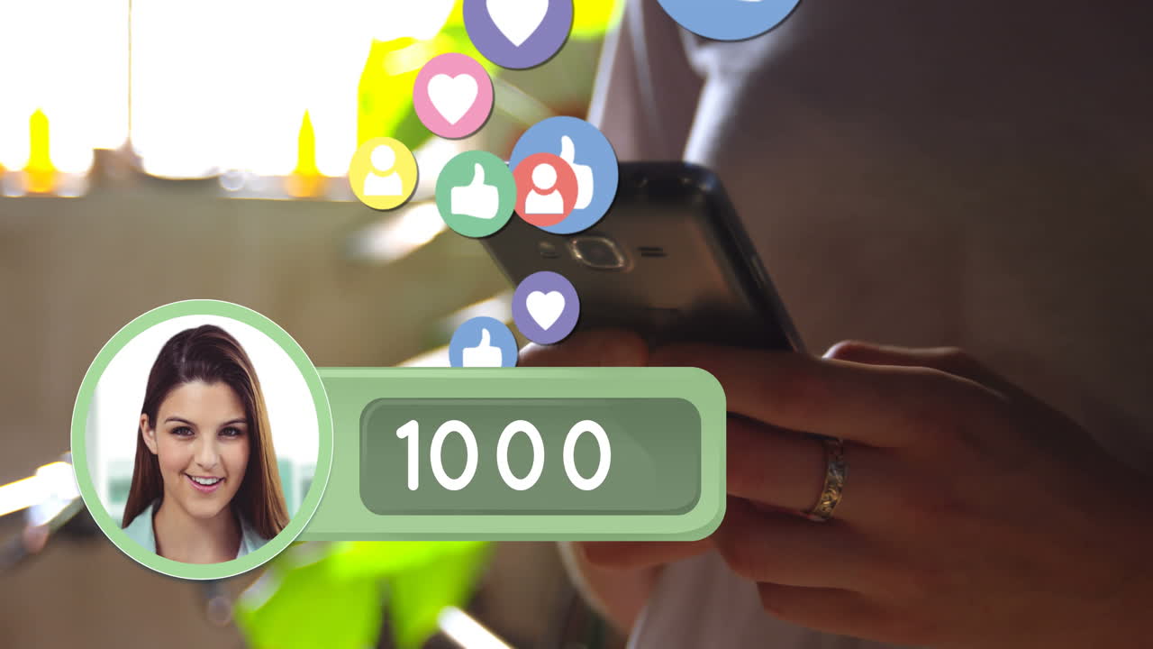 mujer chequeando su cuenta de redes sociales en su teléfono 4k