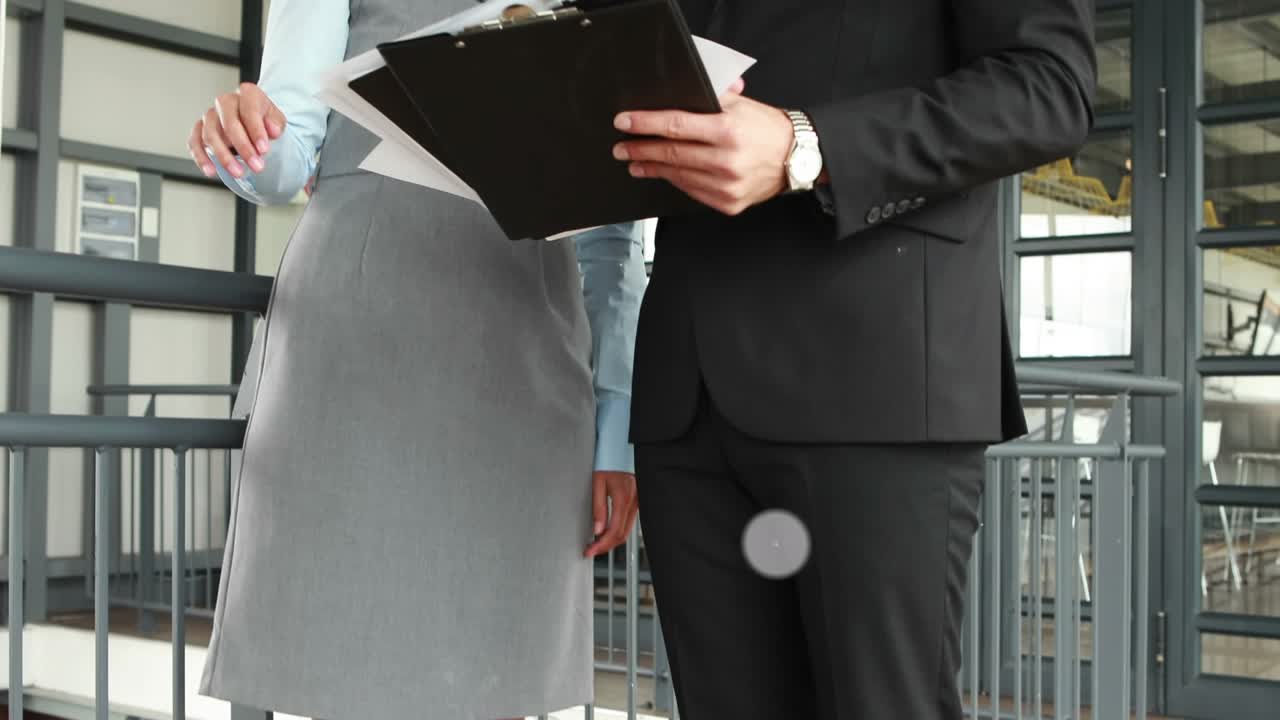 Rete di icone digitali su uomo d'affari caucasico che utilizza un tablet in ufficio