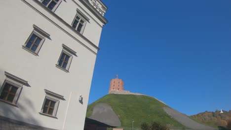 torre del castillo de gediminas en la colina en vilnius, lituania