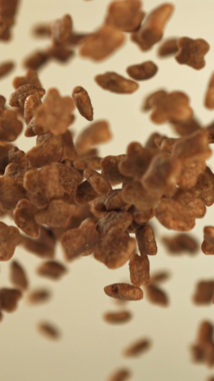 Pedaços de Cereal de Chocolate Caindo e Flutuando em Câmera Lenta