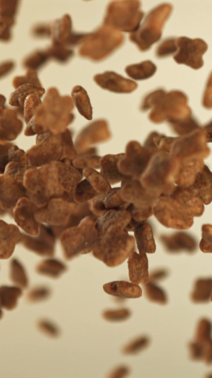 Pedaços de Cereal de Chocolate Caindo e Flutuando em Câmera Lenta