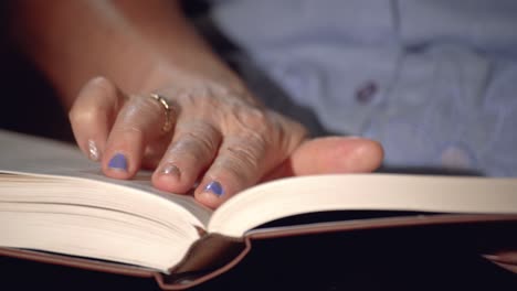 la mano de una anciana.
