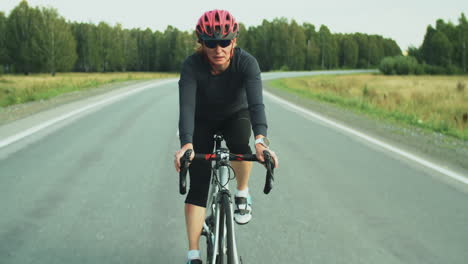 Mujer-Atlética-Montando-Bicicleta-En-La-Carretera