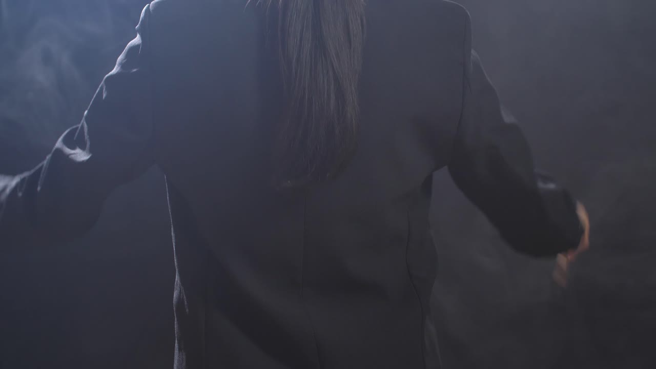 mujer dirigiendo una orquesta