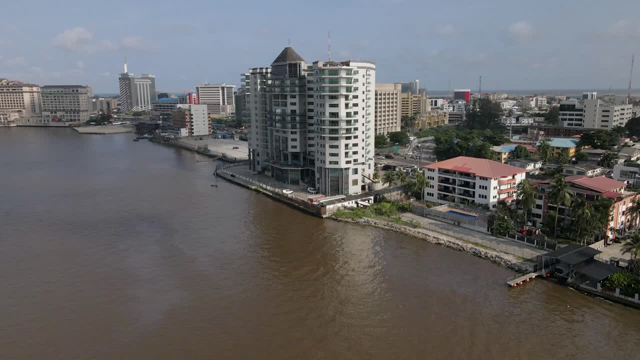 Dron představuje luxusní apartmány a suity Black Diamond, usazené na okraji zátoky Five Cowries Creek v pulzujícím městě Lekki, Lagos, Nigérie.