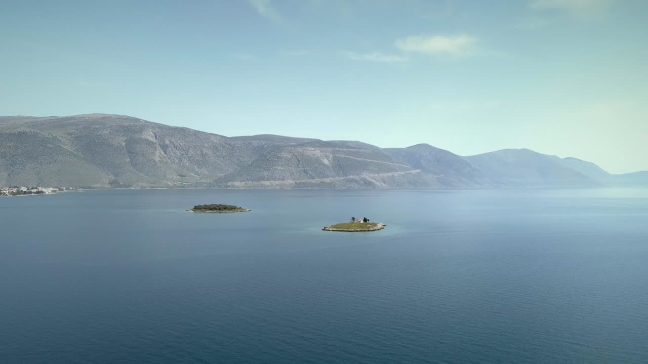 그리스 코린토스 만에 있는 성 아타나시오스 섬의 공중 사진.