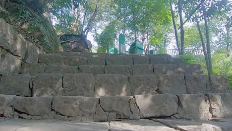 escalera de piedra que conduce a la montaña de día desde un ángulo plano