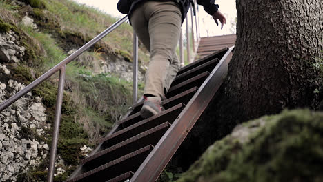 Wanderstiefel-Und--hosen,-Person,-Die-Auf-Dem-Weg-Im-Freien-Eine-Metalltreppe-Hinaufsteigt