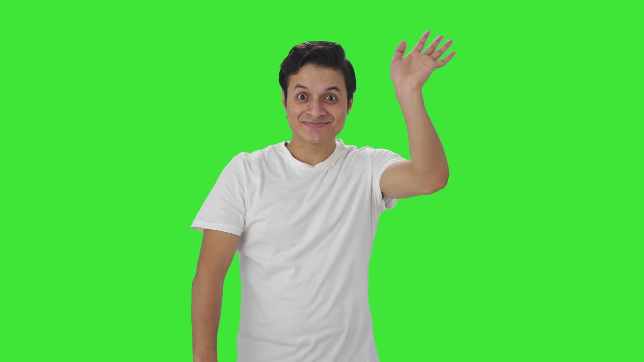 hombre indio feliz diciendo hola pantalla verde