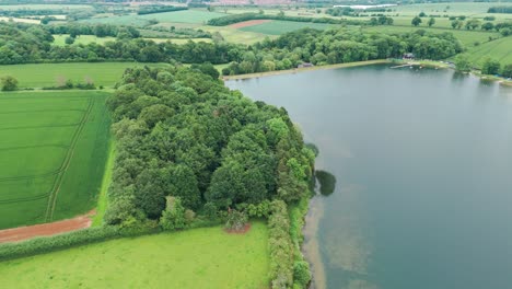 Rotierende-Drohnenansicht,-Die-Die-Naturlandschaft-Und-Das-Grün-Des-Cransley-Reservoirs-In-England-Einfängt