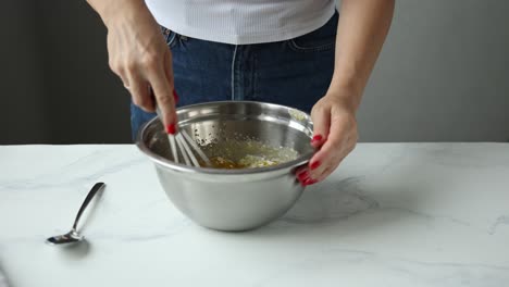 mujer mezclando ingredientes para hornear