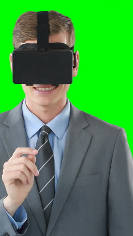 hombre de negocios usando gafas virtuales