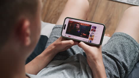 un adolescente viendo un video de youtube