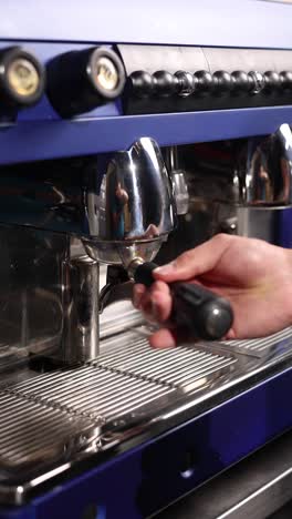 preparación de café con una máquina de café profesional