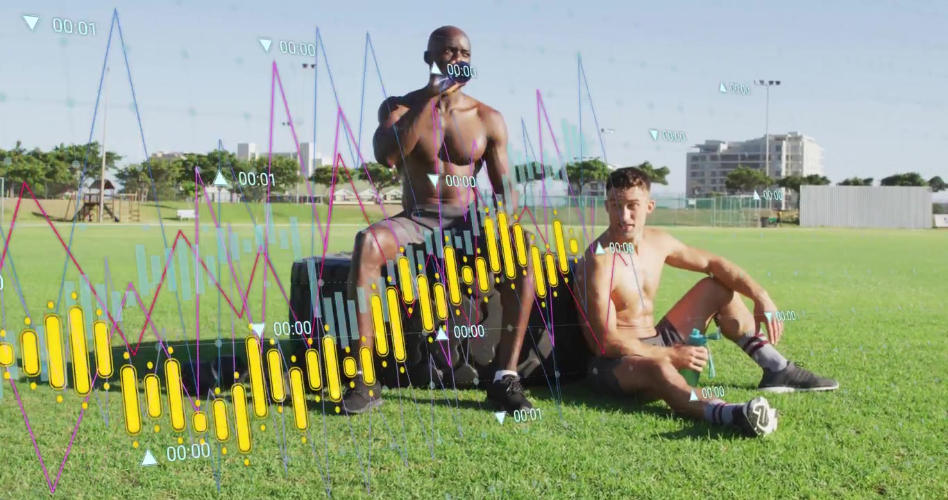 En fitnessduo efter træning hydrerer på græsplænen med animerede sundhedsdata, der ruller hen over grænsefladen.
