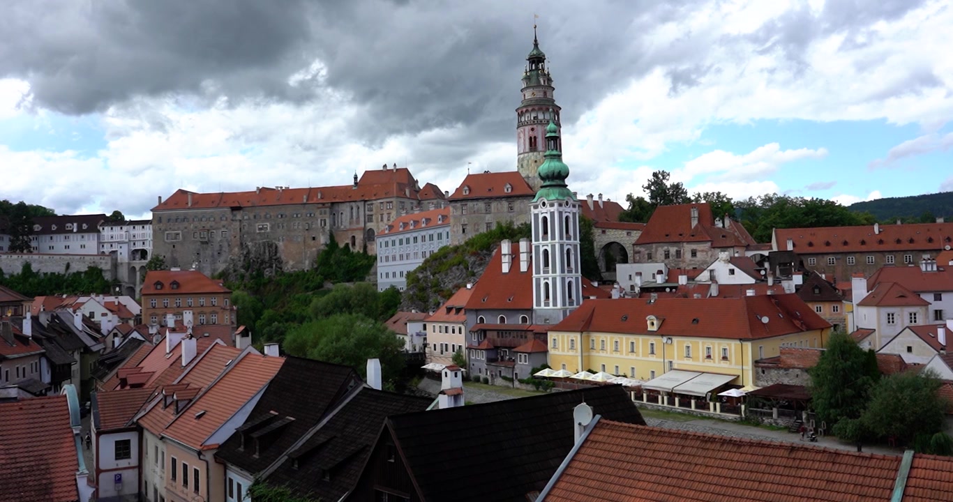 Città di Český Krumlov sotto cieli nuvolosi vista dal punto panoramico