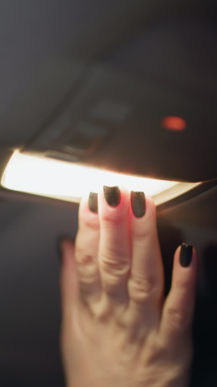 밤에 왼쪽 차 조명을 켜고 있는 여자의 1인칭 시상. 차 안의 조명 스위치에 손을 을 때 검은색으로 칠한 손을 가진 그녀의 손이 분명히 보인다.