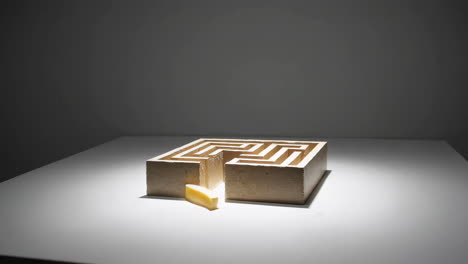 escultura de laberinto abstracto con queso