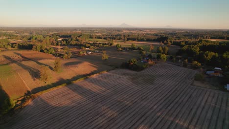 Das-Schwindende-Licht-Der-Sonne-Beleuchtet-Die-Kurvenreichen-Feldwege-Und-Rustikalen-Scheunen-Einer-Malerischen-Ländlichen-Landschaft-Und-Taucht-Den-Himmel-In-Eine-Wunderschöne-Farbpalette