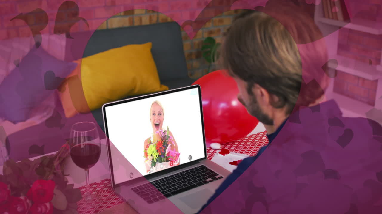 Ritaglio a forma di cuore su uomo caucasico che saluta mentre fa una videochiamata sul laptop