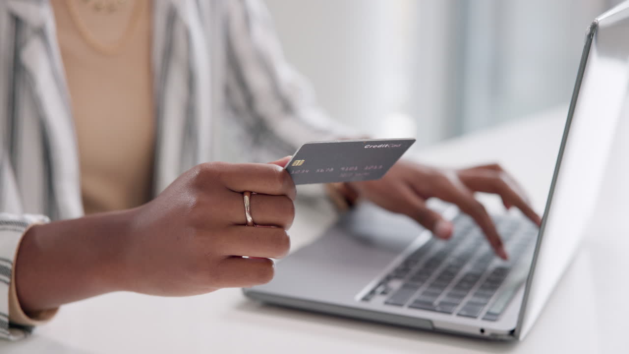 compras en línea con tarjeta de crédito en el portátil