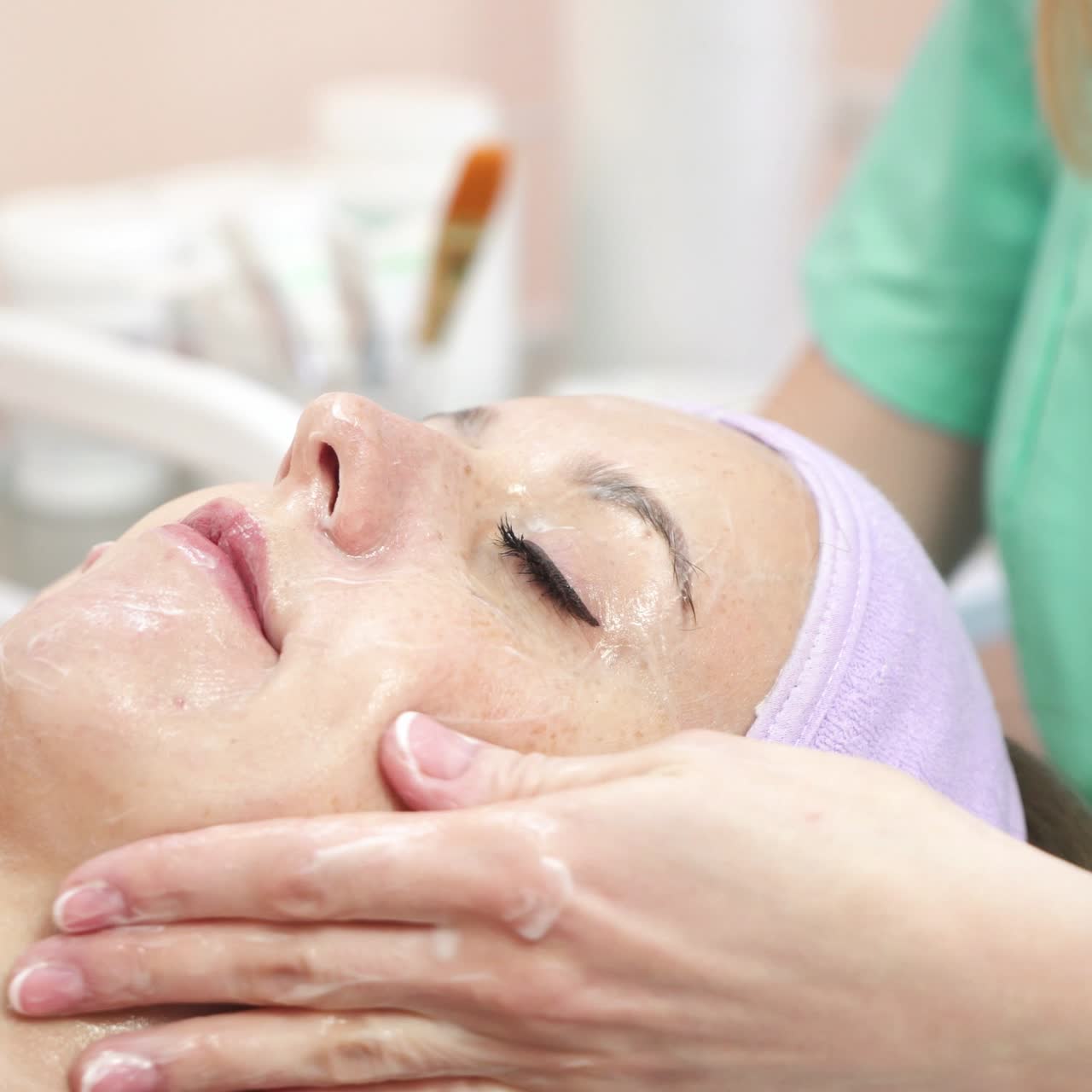 mujer relajándose en el salón de spa
