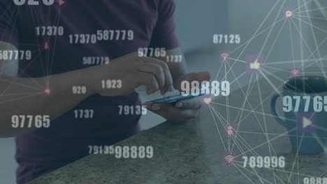 animación de iconos conectados globos y números cambiantes, hombre caucásico usando teléfono inteligente