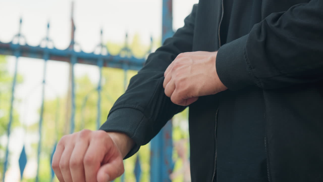 지역 사회 정화 활동, 아침에 동네 커뮤니티 프로젝트에서 팀워크를 발휘하며 헌신적인 자원봉사자들이 자료를 준비하고 협력하여 이른 아침부터 동네를 청소하고 있어요.