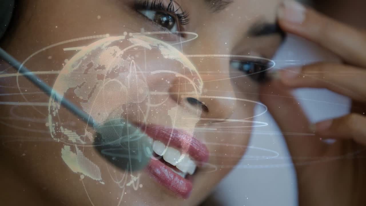 mujer que trabaja en un centro de llamadas