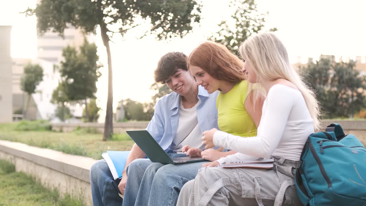 Glade venner som bruker netbook på campus