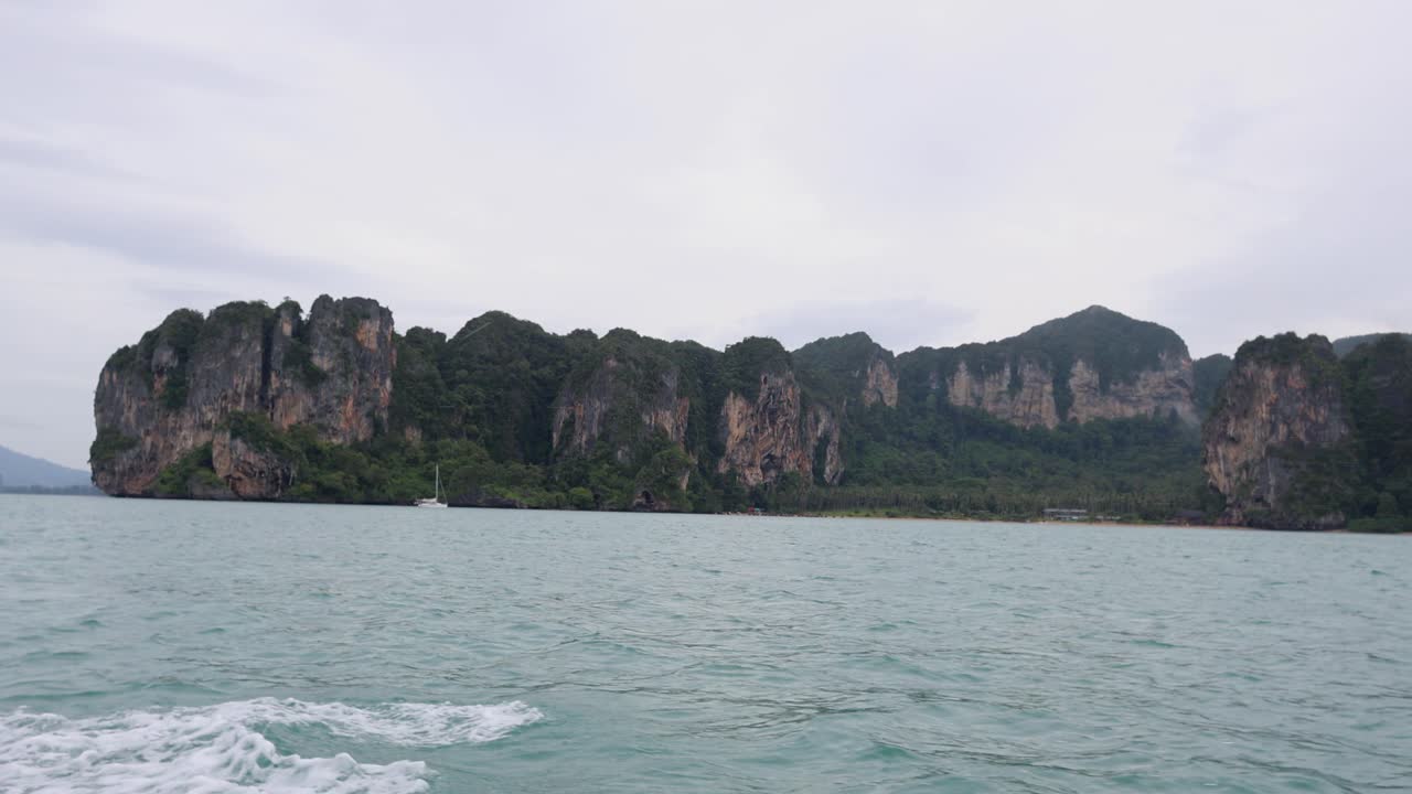 경치 좋은 보트 타기 크라비의 바위 형태를 지나