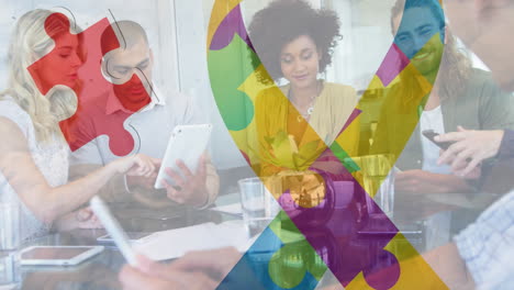 animación de coloridas piezas de rompecabezas cinta sobre colegas de negocios utilizando la tableta