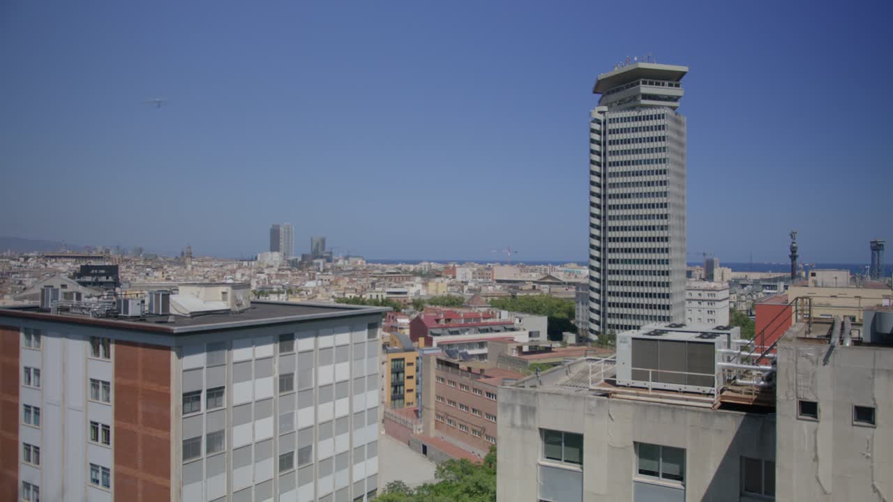 gran edificio vista de cerca, vista general de barcelona españa en la madrugada mientras los pájaros vuelan a lo largo del horizonte de la ciudad en 6k