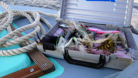 maleta que contiene cebo en barco a motor 4k