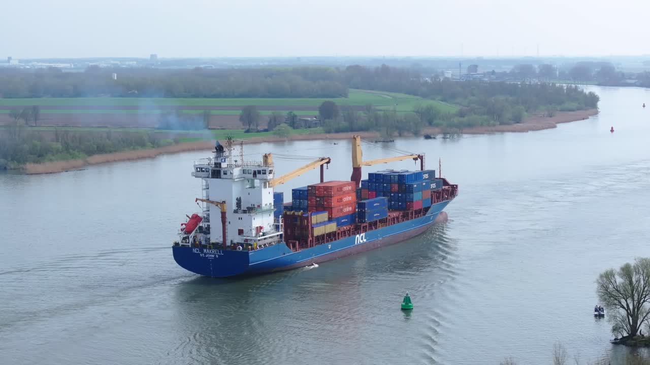 강 에 있는 컨테이너 선박