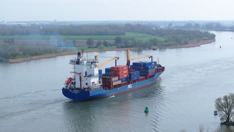 barco de contenedores en un río