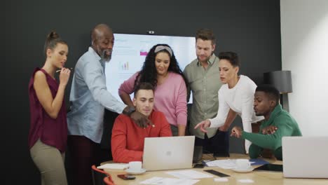 diversas personas de negocios felices discutiendo el trabajo durante una reunión en la oficina