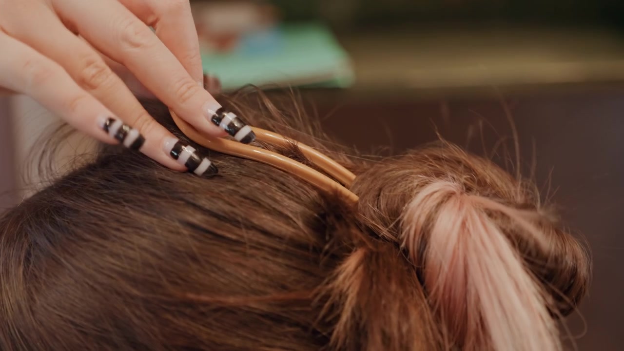 Comfortable look with flow. Relaxed hairstyle in cozy environment. Effortless hair with gentle style at home. Casual elegant hairdo showcasing relaxed and flowing style within cozy setting