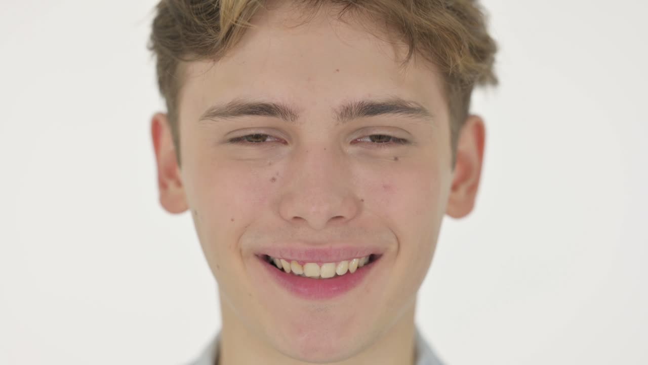 rostro sonriente de un joven sobre un fondo blanco