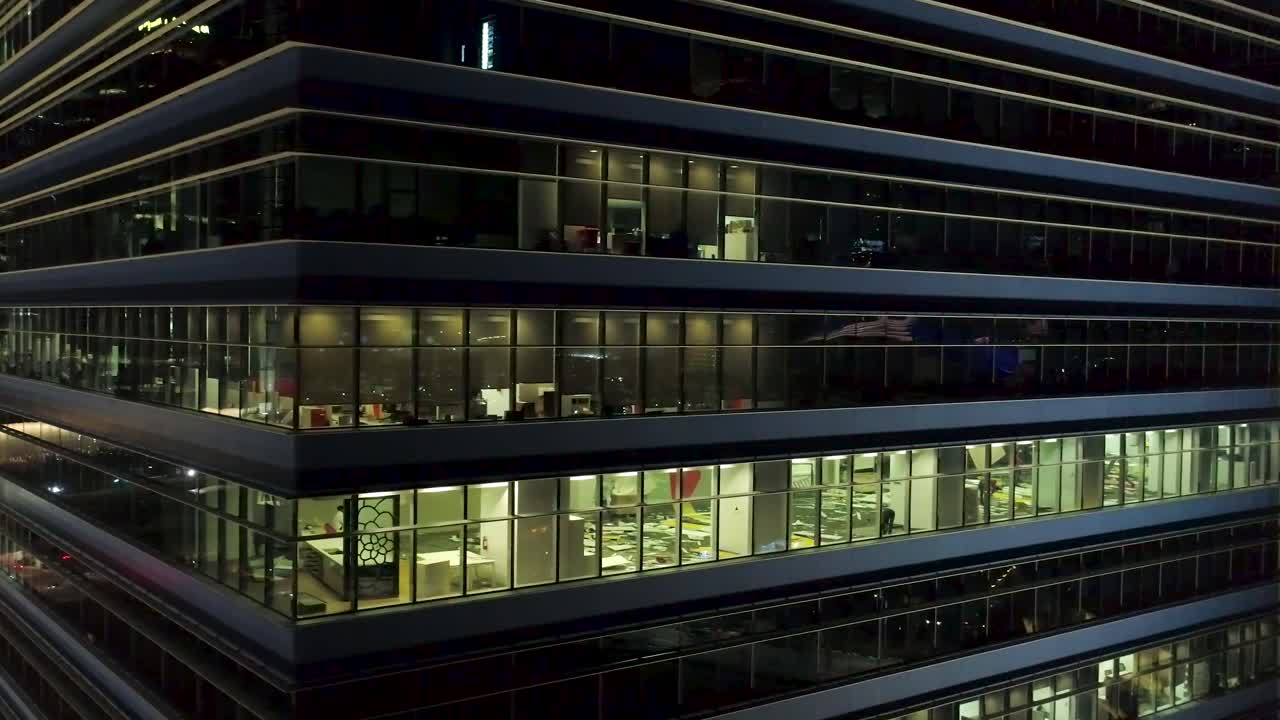 vista nocturna de un edificio de oficinas moderno