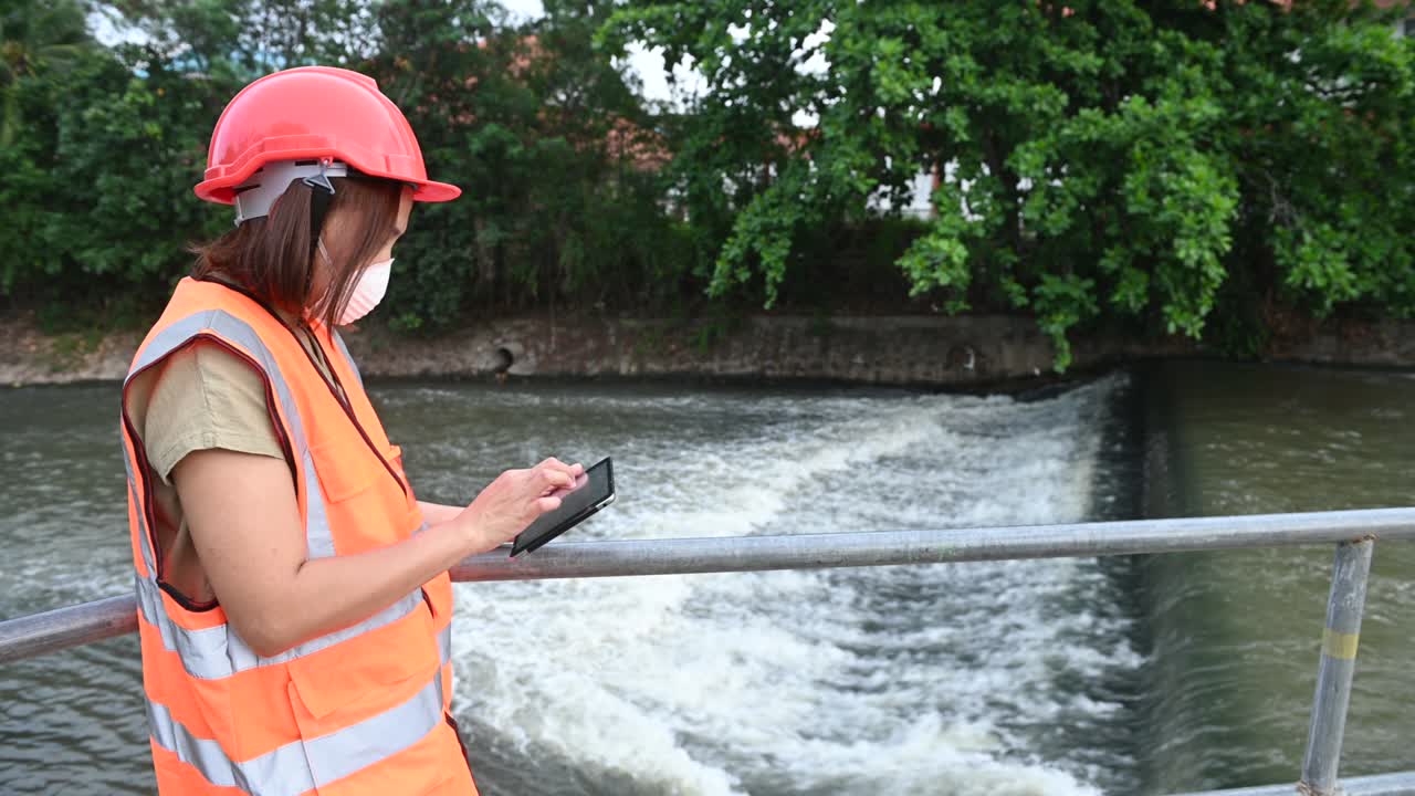 ingenieros ambientales trabajan en plantas de tratamiento de aguas residuales