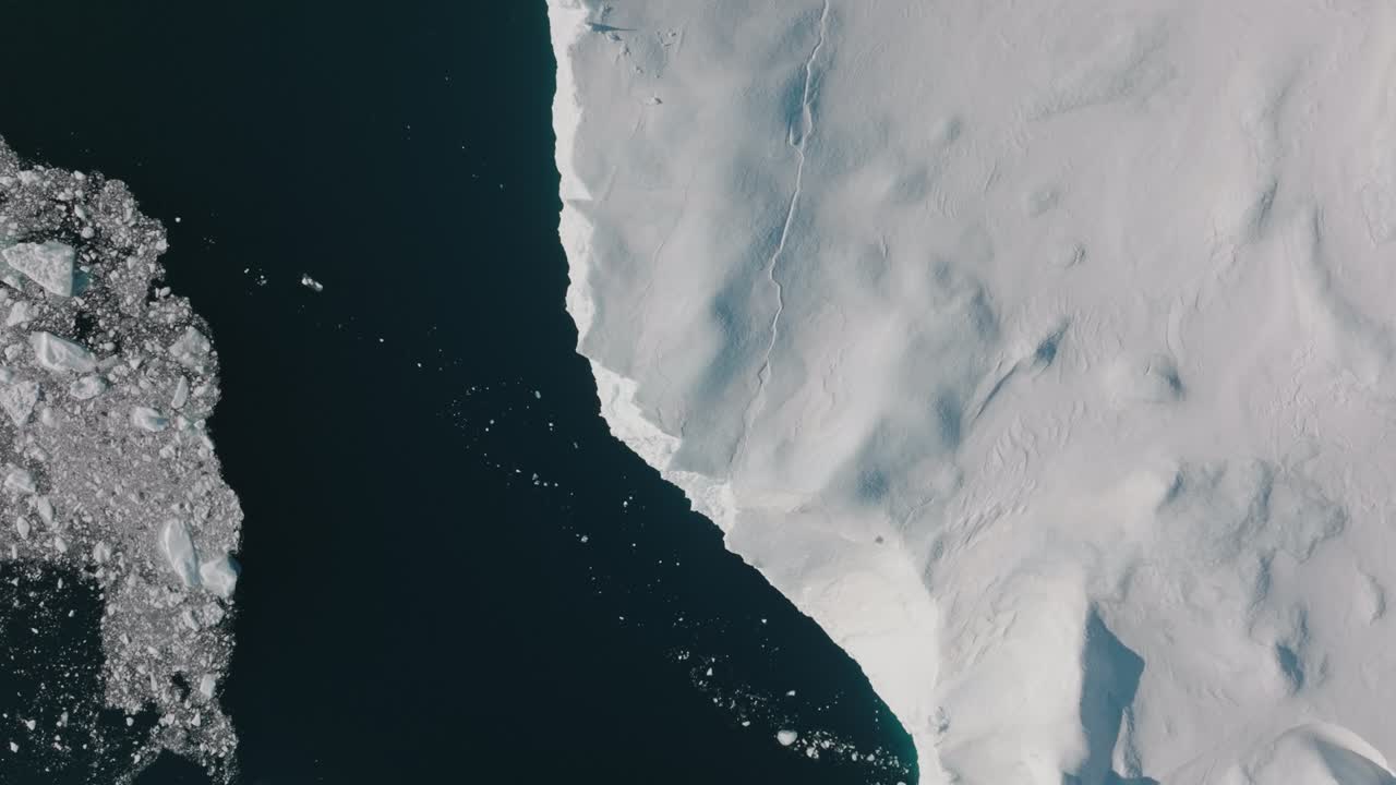 ilulissat icefjord의 바다와 얼음 위의 드론